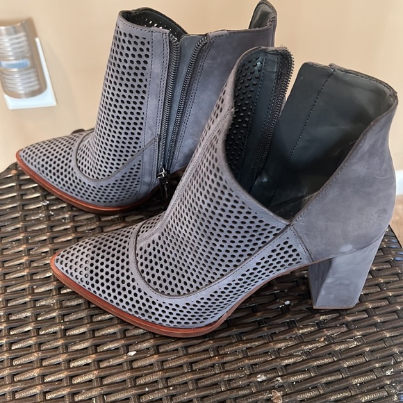 Vince Camuto Levesna bootie - Picture 2 of 7